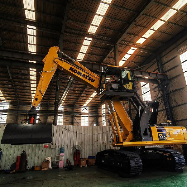 小松360改装起落驾驶室加装贝壳斗